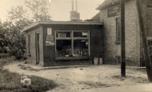 BV061 4 Het winkeltje van Sueters op de Kranenburg, rond 1950